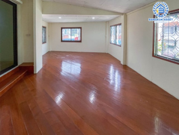 *****ทาวน์เฮ้าส์มือสองย่านนนทบุรี ม.ทีแลนด์ รัตนาธิเบศร์ หลังมุม! เนื้อที่มากถึง 42.7 ตร.ว. ฟังก์ชันจัดเต็มถึง 3 ห้องนอน 2 ห้องน้ำ จอดรถได้เยอะถึง 4 คัน พื้นที่เยอะ เหมาะสำหรับทำบริษัท หรือออฟฟิศ บนทำเลดี เพียง 8 นาทีก็ถึงรถไฟฟ้าสายสีม่วง "สถานีบางรักน้อยท่าอิฐ"